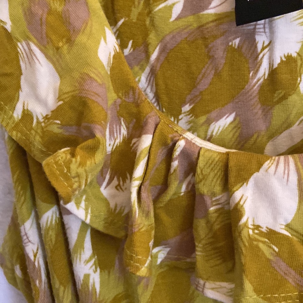 Sleeveless dress with ruffled neckline. - Picture 4 of 8